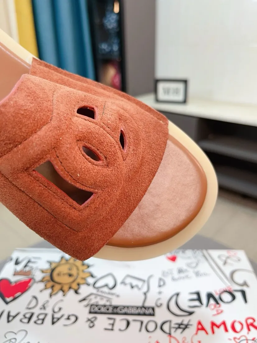 Men's shoes 💰340🌹🌹 (dg) New men's slippers, high-end boutique, leather puff upper with exquisite embossed logo decoration, fine workmanship, super soft sole, casual, loose and comfortable, a must-have in summer! \nsize：38-44